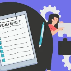 Eine Frau fügt Puzzleteile zusammen, während sie einen Vertrag erstellt. Ein Klemmbrett mit "Term Sheet" und angekreuzten Punkten liegt bereit.