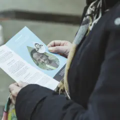 Broschüre einer NGO zeigt lächelndes Kind, das für sauberes Wasser wirbt. Beispiele für NGOs wie diese helfen, Leben zu verbessern.