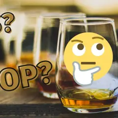 VS, VSOP, XO? Ein nachdenkliches Emoji fragt sich, was die VSOP Bedeutung ist. Mehrere Gläser mit bernsteinfarbener Flüssigkeit stehen bereit.