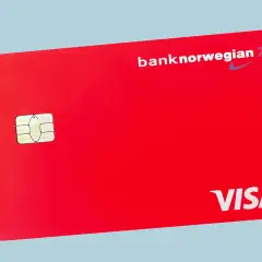 Rote Bank Norwegian Visa-Karte mit Chip.