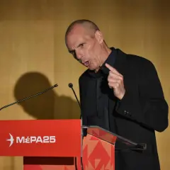 Mann spricht an Rednerpult mit "MÉPA25"-Logo. Seine Mimik deutet auf Kritik hin.