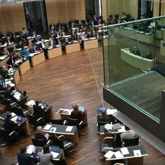 Sitzung im Bundestag: Die Ampel-Koalition sichert sich die Bundesrat Mehrheit. Abgeordnete sitzen an ihren Plätzen im Plenarsaal.