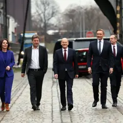 Politiker der Ampelregierung gehen gemeinsam. Ein Ende der Koalition scheint nicht in Sicht.