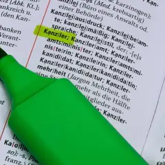 Ein grüner Textmarker hebt das Wort "Kanzler" hervor, was die **Richtlinienkompetenz** des **Bundeskanzlers** symbolisiert.