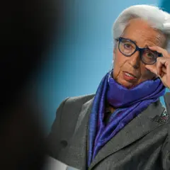 Eine Frau mit Brille und Schal, eine der EZB-Ratsmitglieder, richtet ihre Brille.