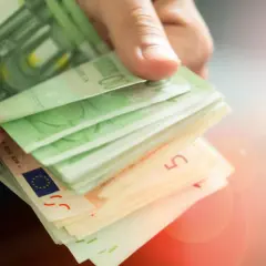 Hände zählen Euro-Scheine. Die Frage, wie oft kann man 10.000 Euro einzahlen ohne Nachweis, bleibt offen.