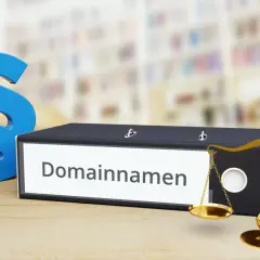 Paragraphen-Symbole und eine Waage stehen neben einem Ordner mit der Aufschrift "Domainnamen". So lassen sich Namensrechte sichern.