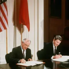Gorbatschow und Reagan unterzeichnen ein Abkommen. Wer hat den kalten Krieg gewonnen? Dieses Bild zeigt einen wichtigen Moment.