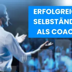 Mann mit Mikrofon spricht vor Publikum. Text: "Erfolgreich selbstständig als Coach".