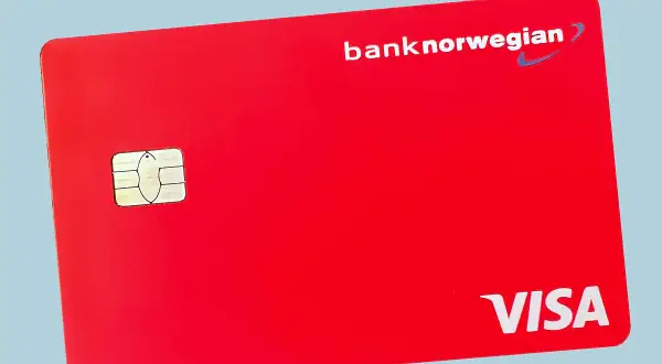 Rote Bank Norwegian Visa-Karte mit Chip.