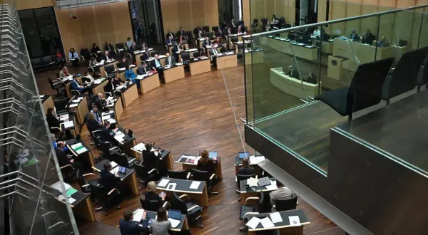 Sitzung im Bundestag: Die Ampel-Koalition sichert sich die Bundesrat Mehrheit. Abgeordnete sitzen an ihren Plätzen im Plenarsaal.