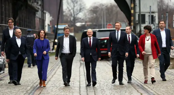 Politiker der Ampelregierung gehen gemeinsam. Ein Ende der Koalition scheint nicht in Sicht.