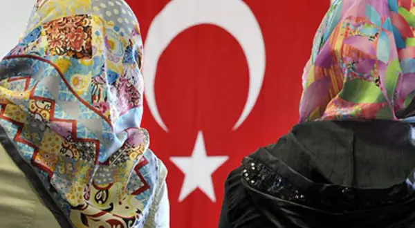 Zwei Frauen mit bunten Kopftüchern vor türkischer Flagge. Ein Bild von multikulti Deutschland.