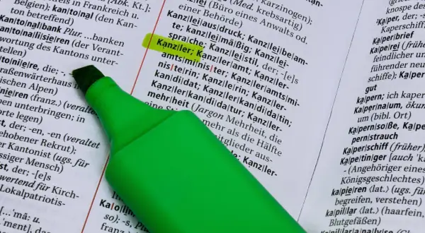 Ein grüner Textmarker hebt das Wort "Kanzler" hervor, was die **Richtlinienkompetenz** des **Bundeskanzlers** symbolisiert.