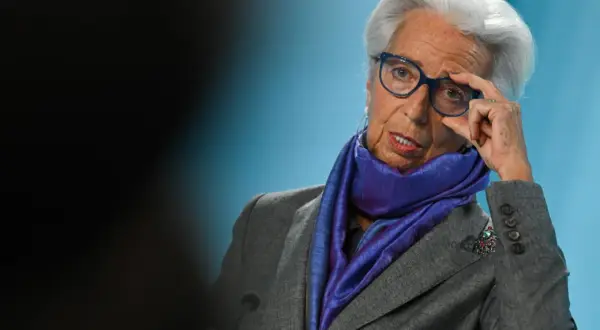 Eine Frau mit Brille und Schal, eine der EZB-Ratsmitglieder, richtet ihre Brille.
