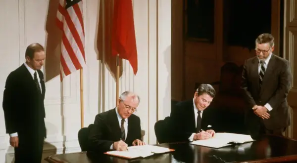 Gorbatschow und Reagan unterzeichnen ein Abkommen. Wer hat den kalten Krieg gewonnen? Dieses Bild zeigt einen wichtigen Moment.