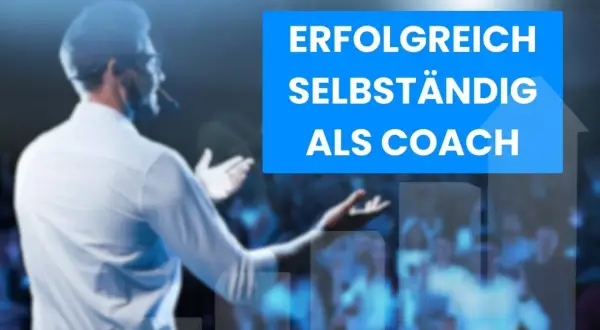 Mann mit Mikrofon spricht vor Publikum. Text: "Erfolgreich selbstständig als Coach".