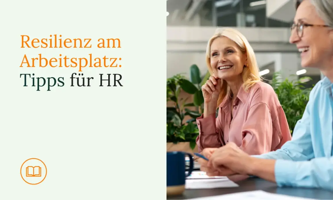 Zwei Frauen lachen im Büro. Der Text "Resilienz am Arbeitsplatz: Tipps für HR" und ein Buchsymbol sind links zu sehen.