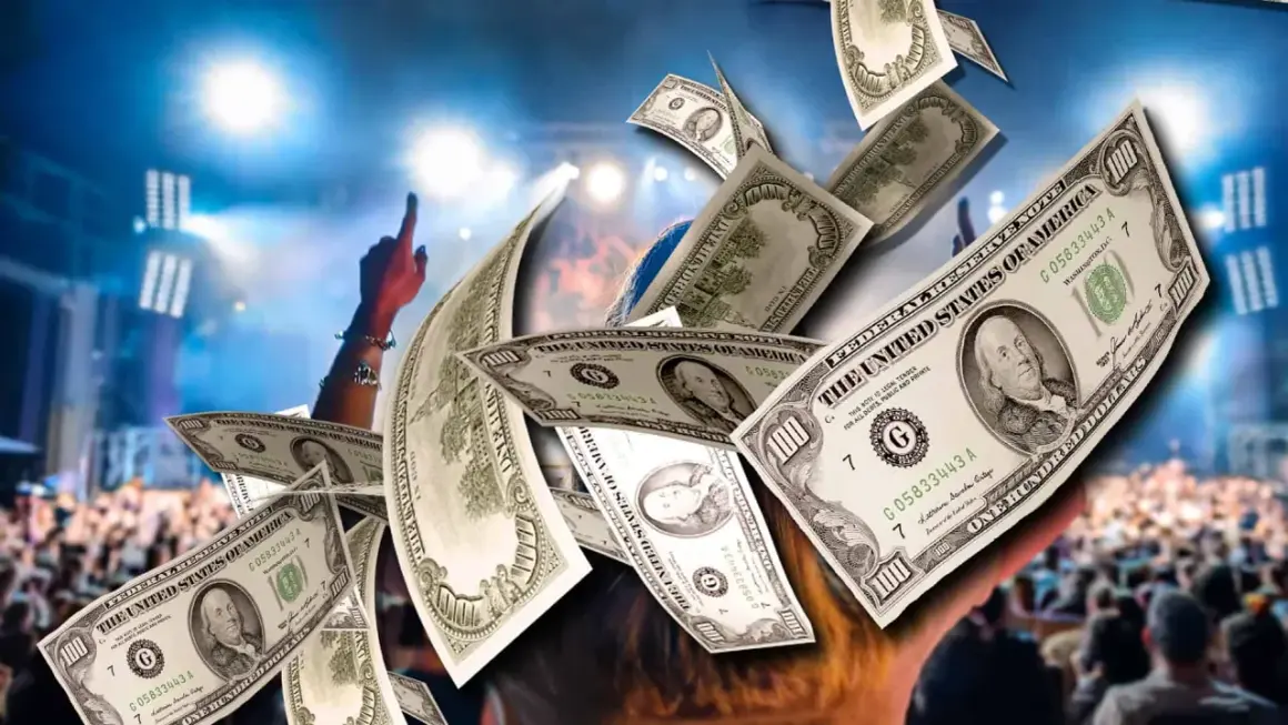 Geldregen über einem Konzertpublikum, das zeigt, wie man mit Musik Geld verdienen kann.