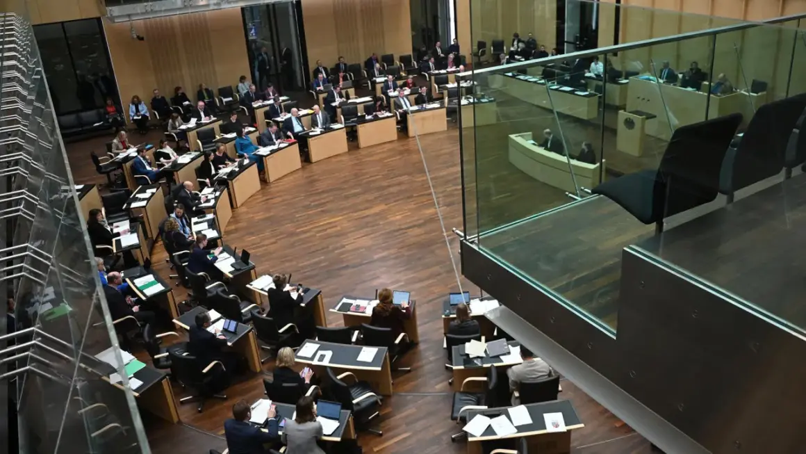 Sitzung im Bundestag: Die Ampel-Koalition sichert sich die Bundesrat Mehrheit. Abgeordnete sitzen an ihren Plätzen im Plenarsaal.