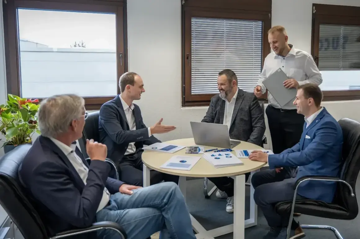 Geschäftsmänner diskutieren über Kennzahlen, wie z.B. die days payable outstanding deutsch, bei einem Meeting.