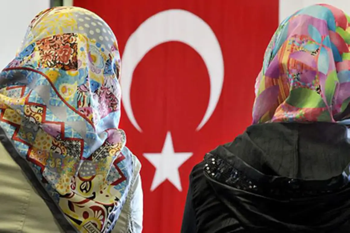 Zwei Frauen mit bunten Kopftüchern vor türkischer Flagge. Ein Bild von multikulti Deutschland.