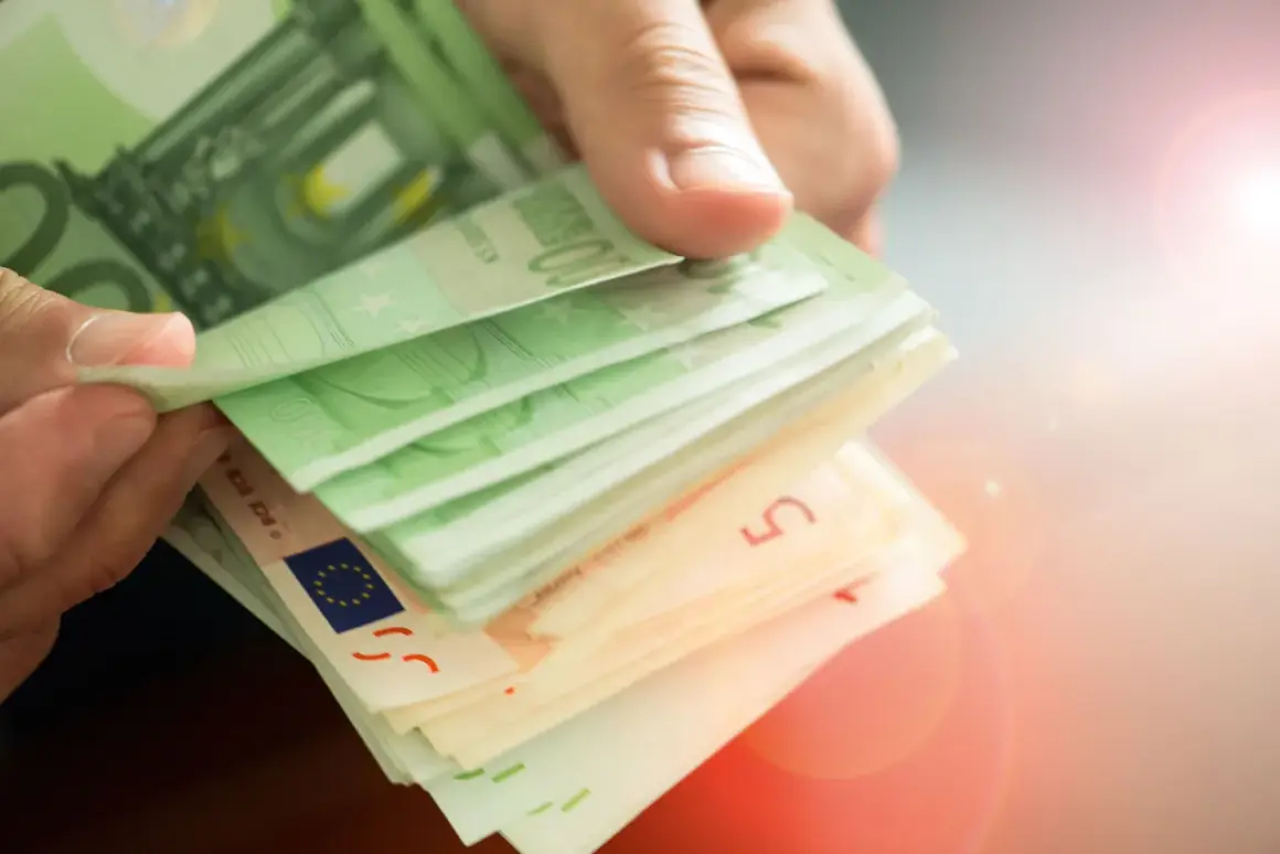 Hände zählen Euro-Scheine. Die Frage, wie oft kann man 10.000 Euro einzahlen ohne Nachweis, bleibt offen.