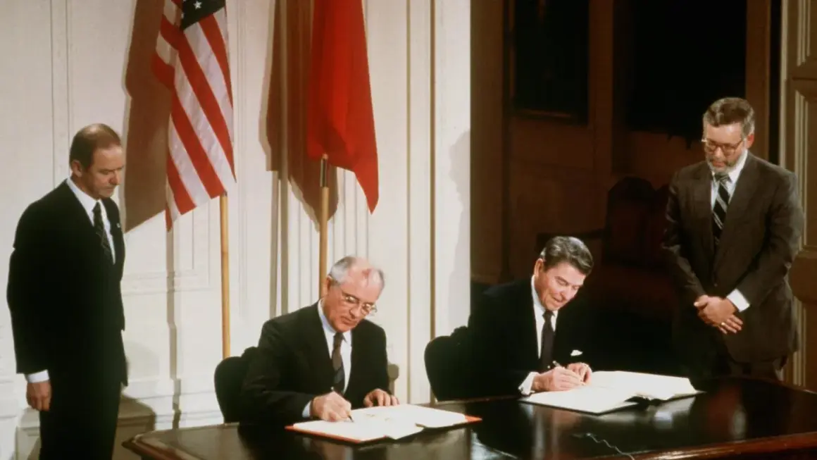 Gorbatschow und Reagan unterzeichnen ein Abkommen. Wer hat den kalten Krieg gewonnen? Dieses Bild zeigt einen wichtigen Moment.
