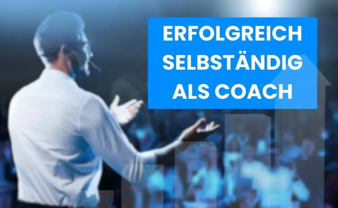 Mann mit Mikrofon spricht vor Publikum. Text: "Erfolgreich selbstständig als Coach".