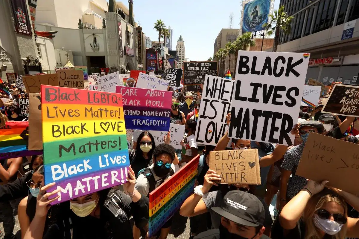 Menschen demonstrieren f&uuml;r die black lives matter bedeutung. Sie halten Schilder hoch, die Vielfalt und Gleichheit fordern.