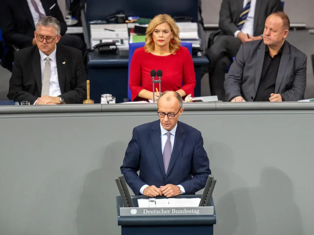 Redner im Deutschen Bundestag, umgeben von Zuhörern. Eine quellenkritische Einordnung der Szene ist wichtig.