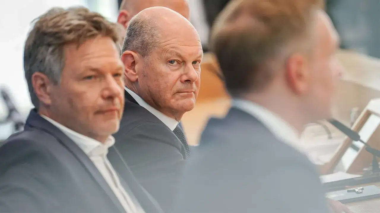 Olaf Scholz und Robert Habeck blicken nachdenklich, w&auml;hrend die Debatte &uuml;ber den Ende der Ampelregierung tobt.