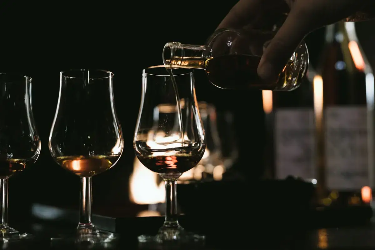 Ein Cognac-Glas wird gef&uuml;llt. Die VSOP Bedeutung wird hier durch das Verkosten von edlem Weinbrand erlebbar.