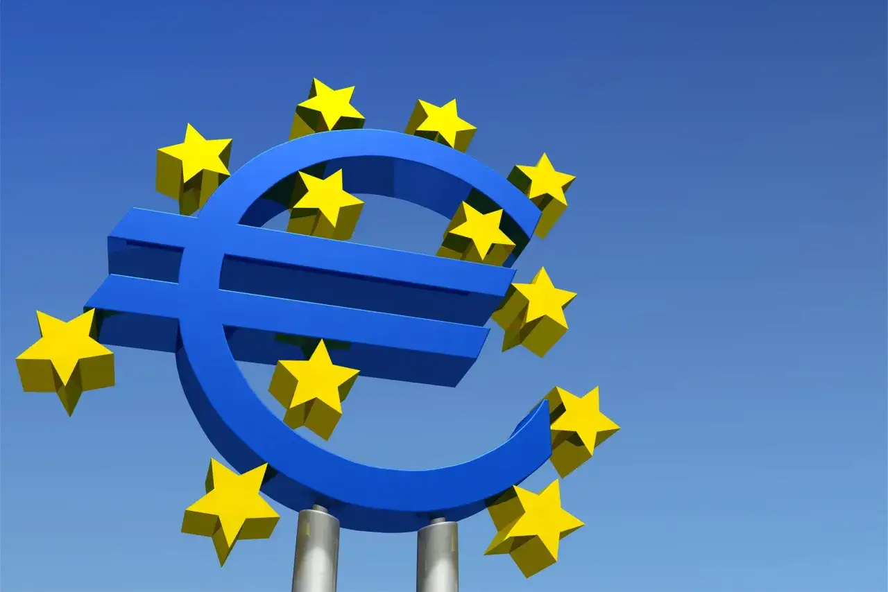 Das Euro-Symbol, umgeben von gelben Sternen, symbolisiert die europ&auml;ische Wirtschaft und ihre Instrumente.