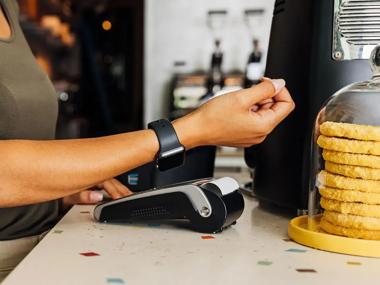 Frau bezahlt kontaktlos mit Smartwatch. So könnte der digitale Euro funktionieren: einfach und schnell.
