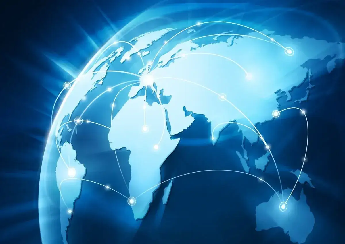 Globus mit leuchtenden Linien, die Verbindungen zwischen Kontinenten zeigen. Ein Symbol für globalen Datentransfer und Impact Assessment.