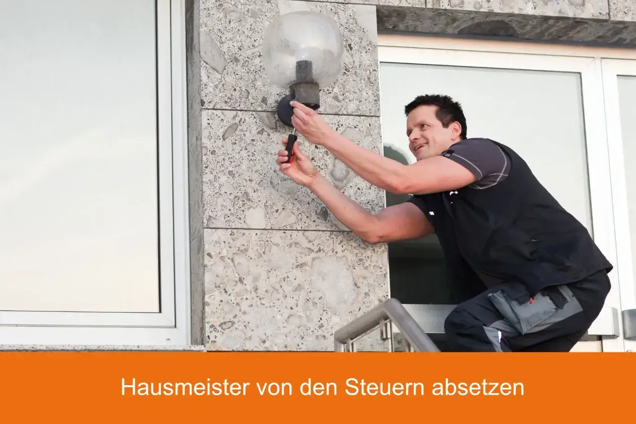 Ein Mann mit Werkzeug repariert eine Au&szlig;enleuchte. Er ist Teil eines Kleingewerbes f&uuml;r Hausmeisterservice.