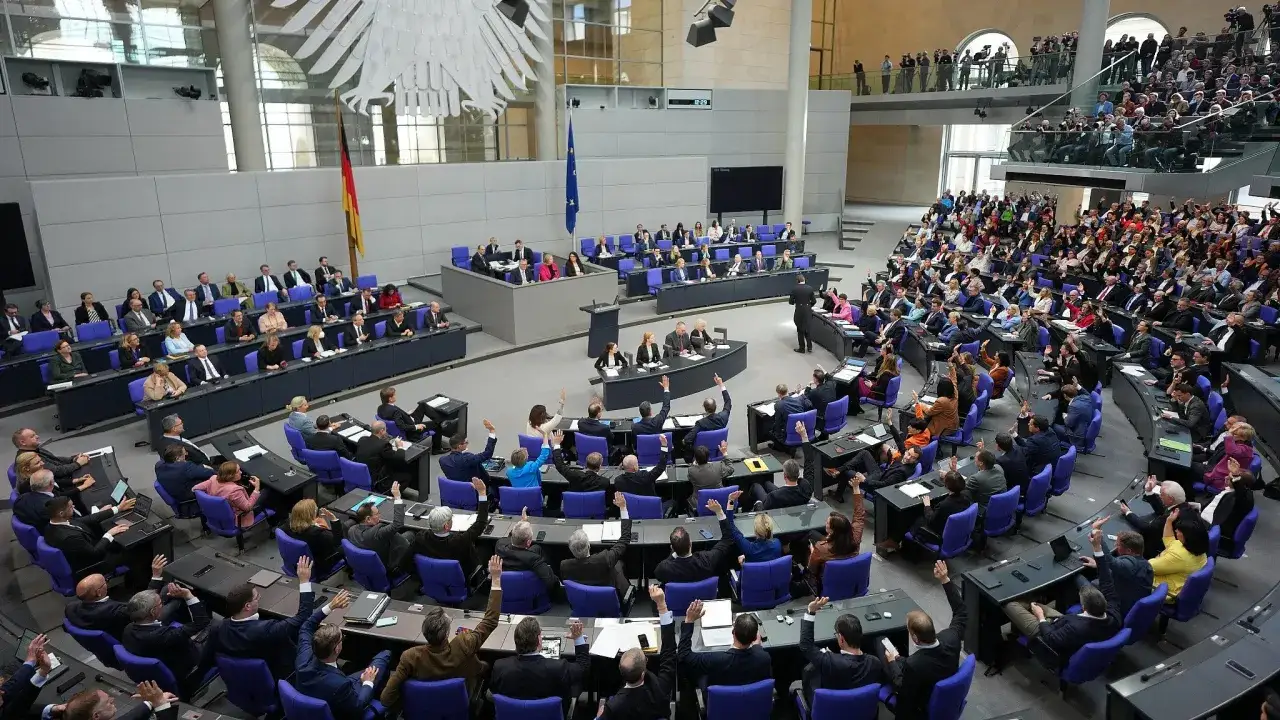 Abstimmung im Bundestag: Die Ampel-Koalition sichert sich eine Mehrheit. Viele Abgeordnete strecken die Hand zum Zeichen der Zustimmung.