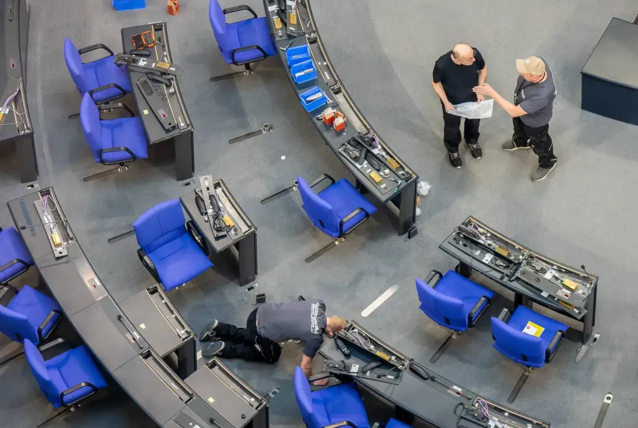 Arbeiter reparieren Sitze und Technik im Bundestag. Die Deutschland-Koalition wartet auf die Fertigstellung der Plenarsaal-Arbeiten.