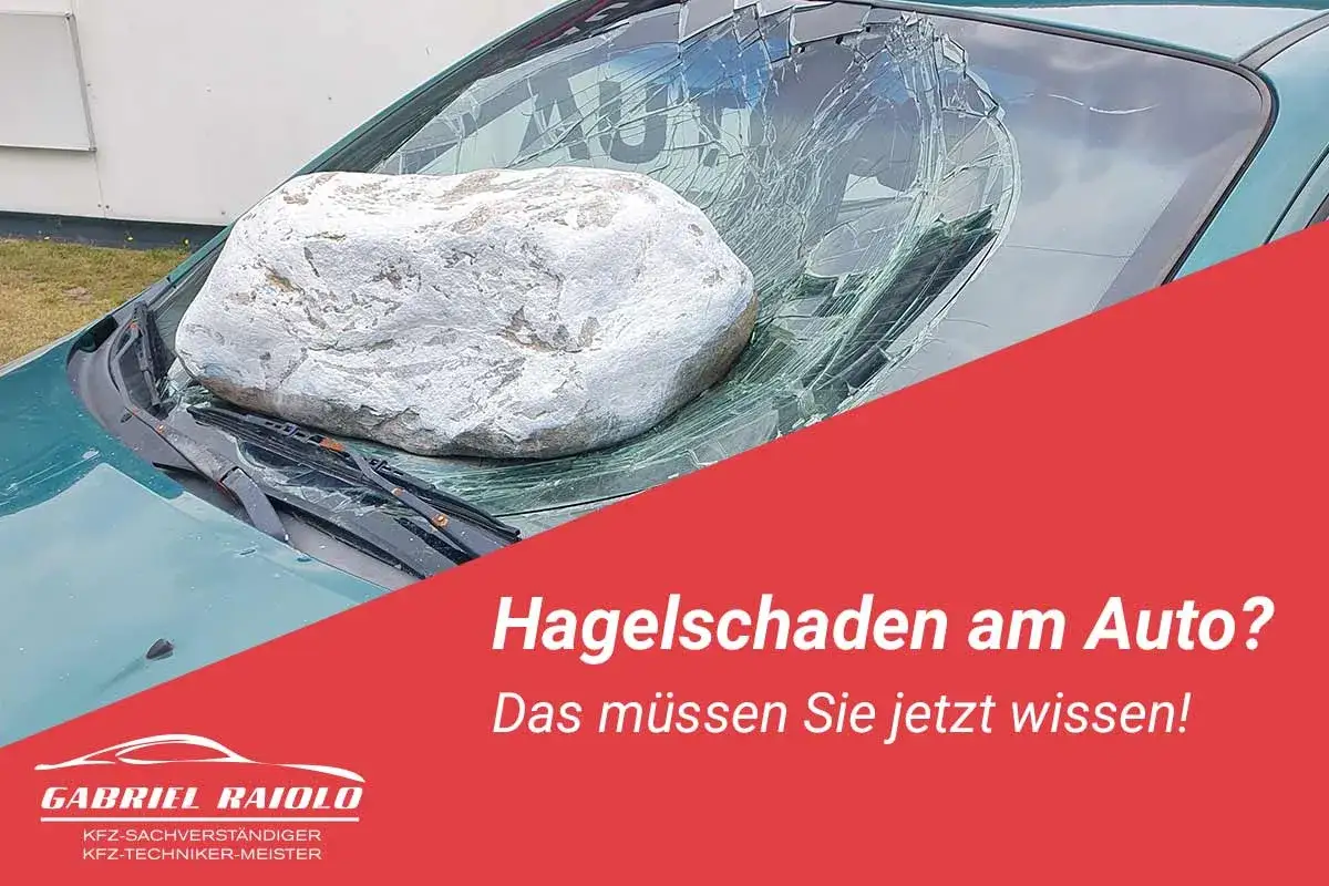 Ein gro&szlig;er Stein liegt auf der zerbrochenen Windschutzscheibe eines Autos. Ein Hagelschaden am Leasingfahrzeug kann teuer werden.