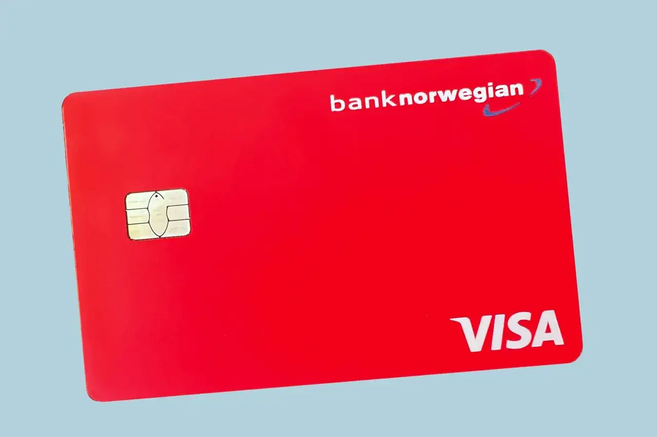Rote Bank Norwegian Visa-Karte mit Chip.