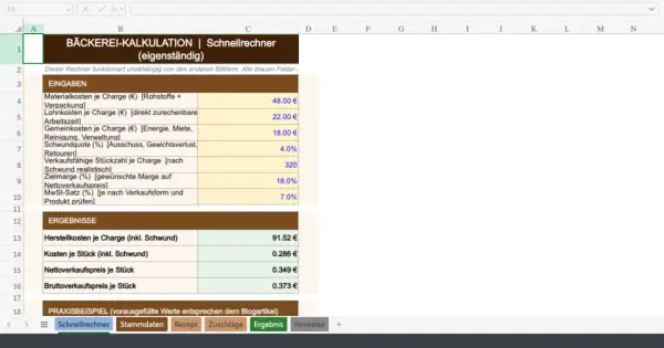 Excel-Tabelle zur Kalkulation von Bäckerei-Kosten. Sie zeigt Eingaben wie Material- und Lohnkosten sowie Ergebnisse wie Stückkosten und Verkaufspreise, nützlich für die GmbH.