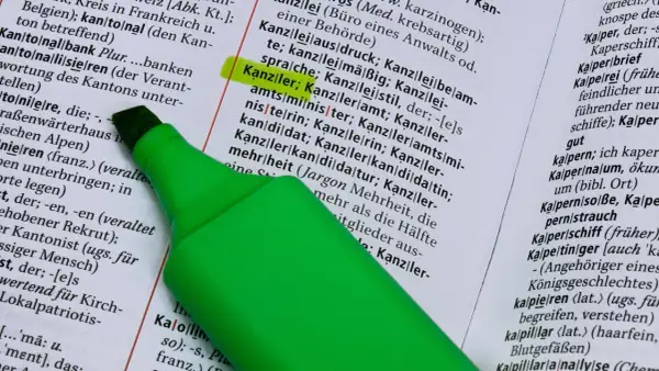 Ein grüner Textmarker hebt das Wort "Kanzler" hervor, was die **Richtlinienkompetenz** des **Bundeskanzlers** symbolisiert.